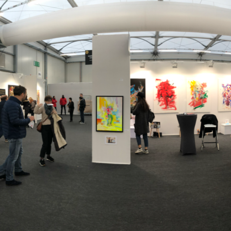 Wir führen zeitgenössische Kunst und sind auf Kunstmessen bekannt.