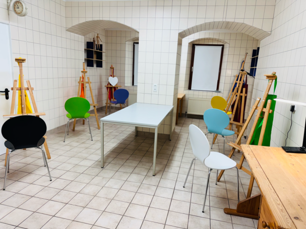 Kreativstudio in Thüringen – Führungskräfte malen in inspirierender Atmosphäre zur Entspannung und kreativen Ideenfindung.