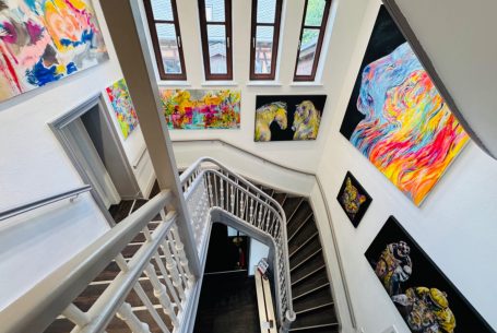 Moderne Kunst an den Wänden der Kulturvilla Schnepfenthal regt den Geist an und inspiriert zu neuen Ideen. Moderne Kunst an den Wänden der Kulturvilla Schnepfenthal regt den Geist an und inspiriert zu neuen Ideen.