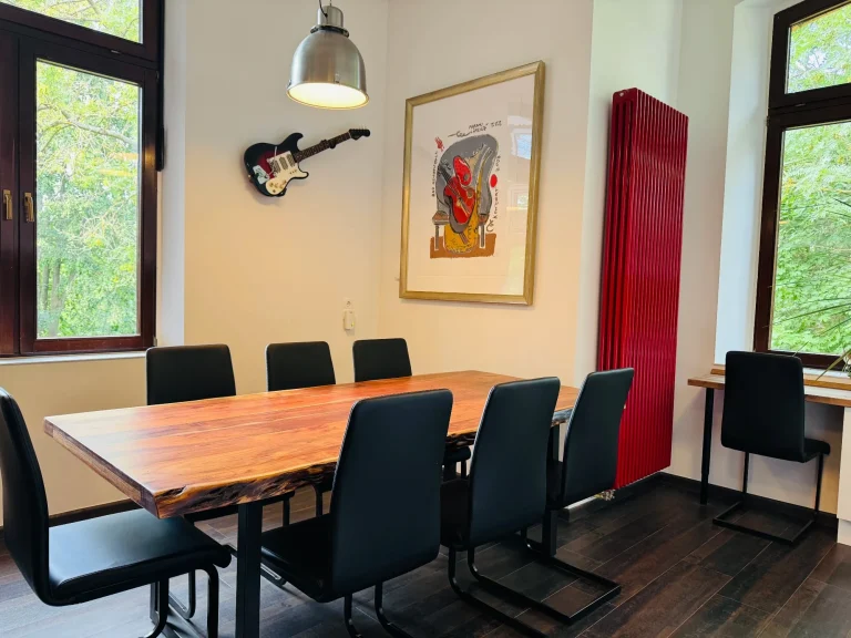 Stilvolle Meeting-Location mit moderner Kunst für vertrauliche Gespräche und exklusive Geschäftstermine
