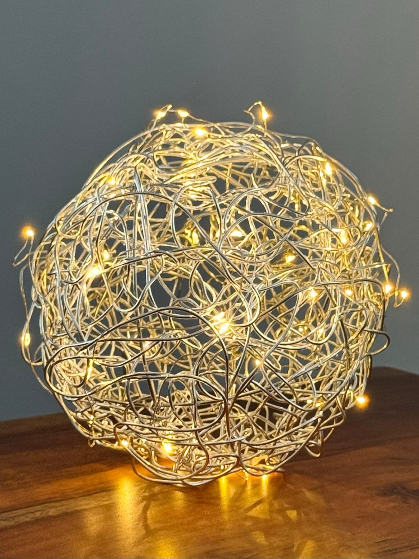 Team gestaltet bunte Glasflaschen mit Glasmalfarbe und kleinen Feenlichtern – kreative Teambuilding-Lampe in der Kulturvilla Schnepfenthal, 