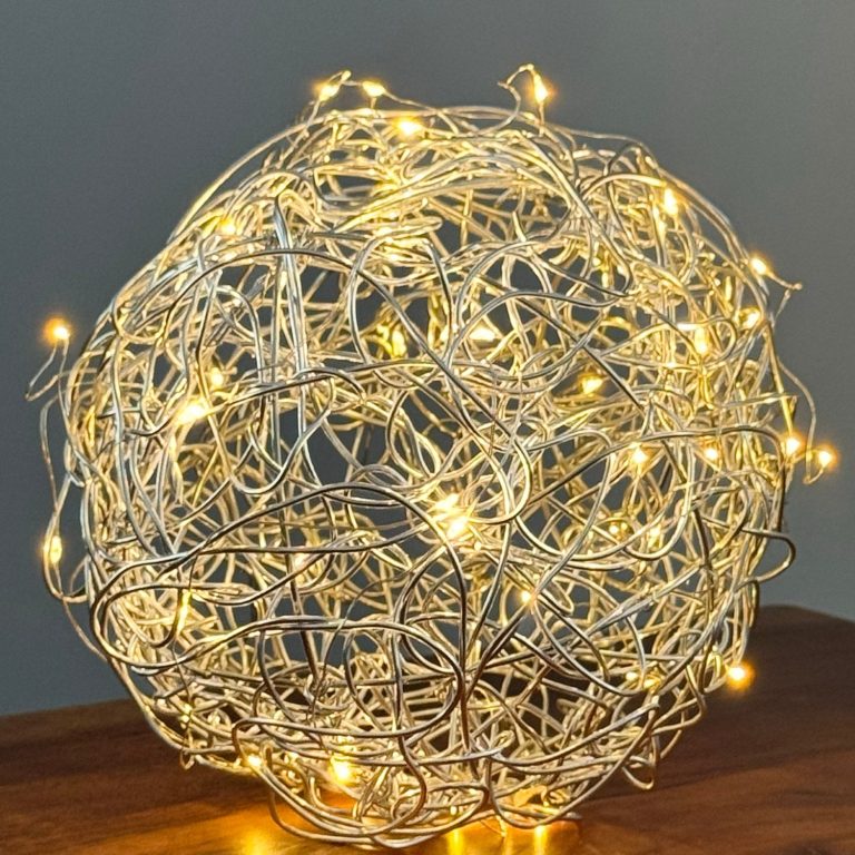 Team gestaltet bunte Glasflaschen mit Glasmalfarbe und kleinen Feenlichtern – kreative Teambuilding-Lampe in der Kulturvilla Schnepfenthal, 