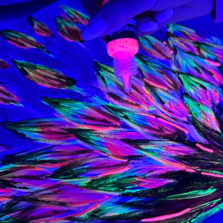 Teams entdecken leuchtende Kreativität im Schwarzlicht – direkt in der Kulturvilla Schnepfenthal bei Gotha, Thüringen.