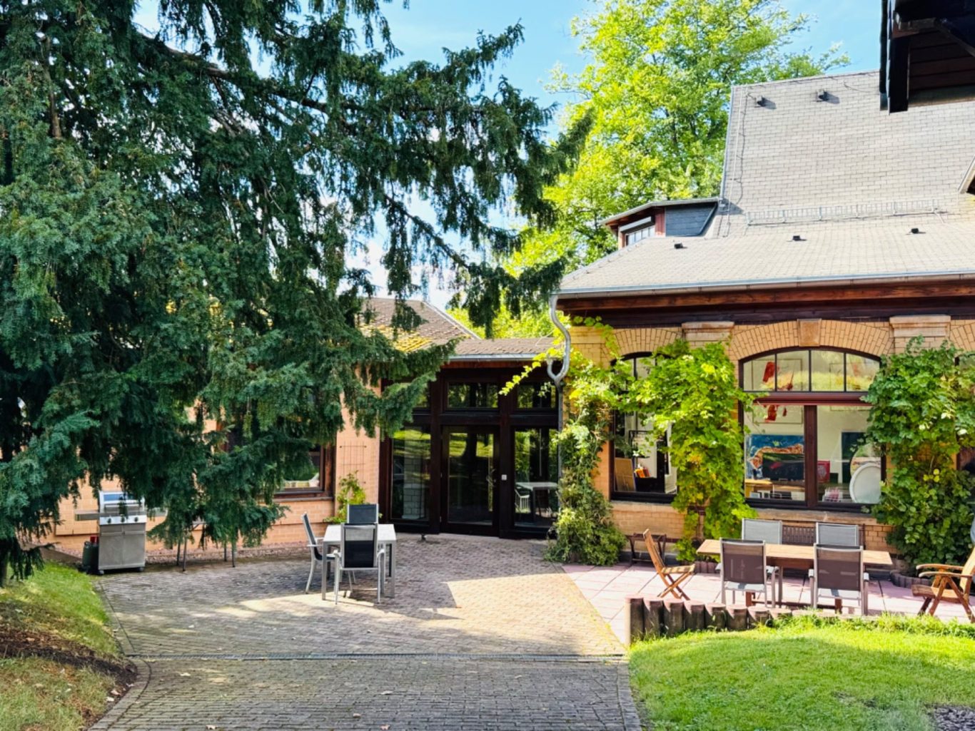 Ob vertrauliche Gespräche oder intensive Workshops: In unseren Räumen fühlen sich Teams persönlich betreut und ungestört. Ob vertrauliche Gespräche oder intensive Workshops: In unseren Räumen fühlen sich Teams persönlich betreut und ungestört.