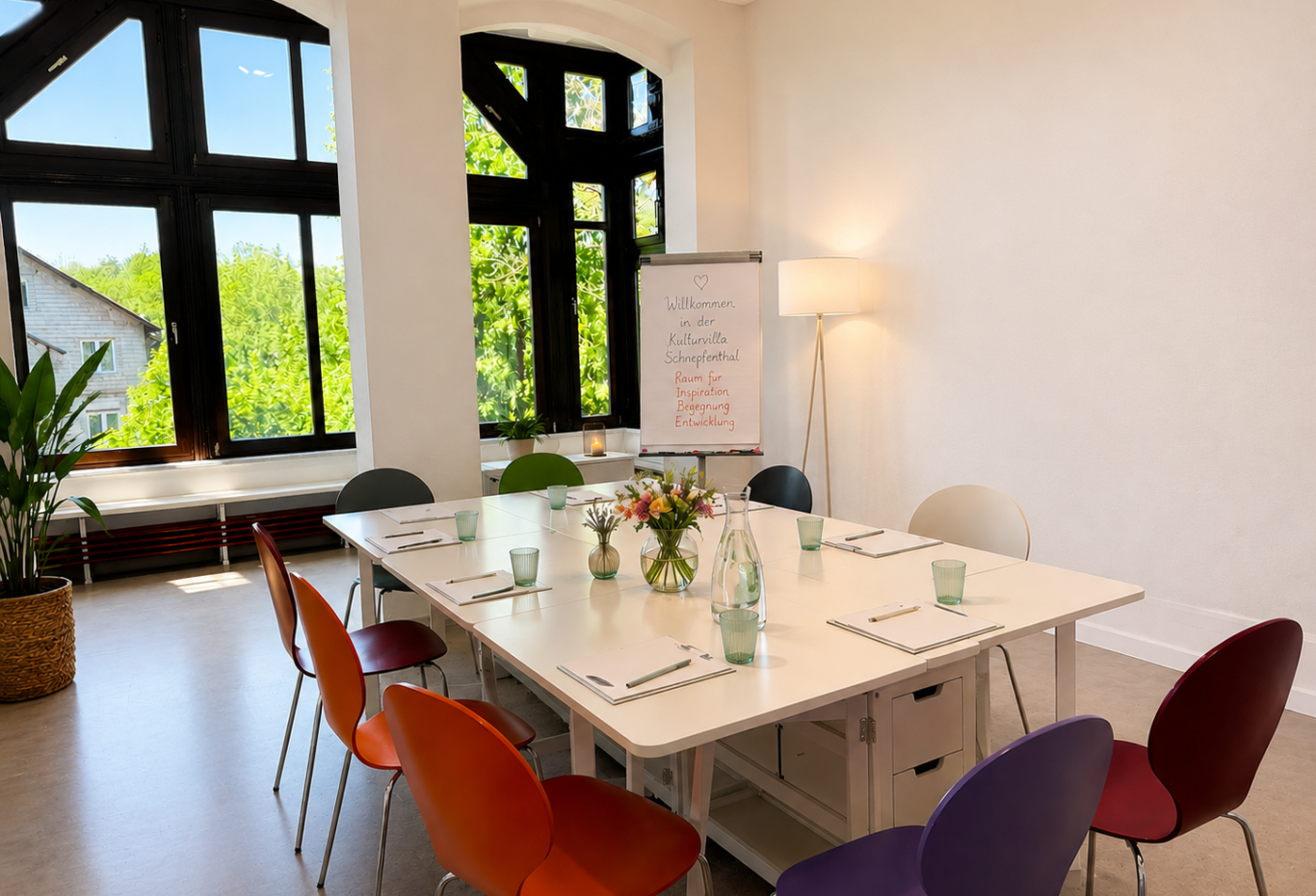 Ein Raum für Workshop und Präsentationen - mit Gartenblick - Ihre Tagungslocation beim Erfurter Kreuz. Ein Raum für Workshop und Präsentationen - mit Gartenblick - Ihre Tagungslocation beim Erfurter Kreuz.