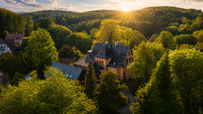 Elopement Thüringen in einer stilvollen Gründerzeitvilla. Persönliche freie Trauungen, romantische Fotokulissen und unvergessliche Momente.