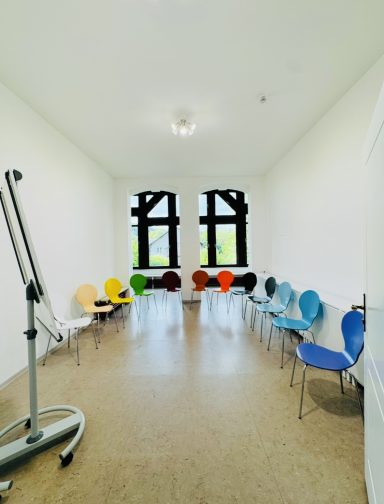 Lichtdurchfluteter Tagungsraum, für Gruppen bis 12 Personen in der Kulturvilla Schnepfenthal bei Eisenach, Gotha und Erfurt
