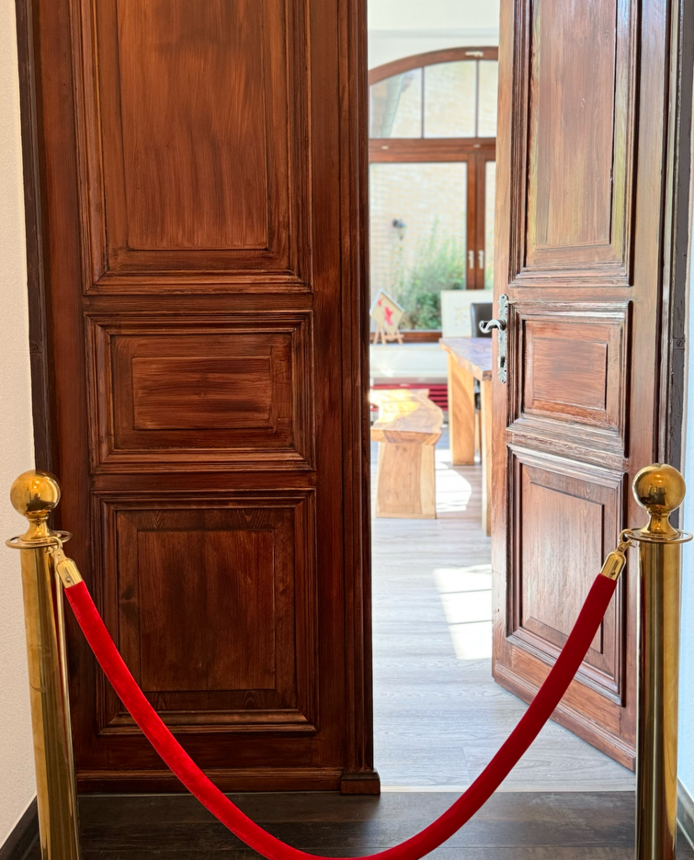 Die Galerie der Kulturvilla zeigt Werke von Nicole Leidenfrost – bekannt aus der Royal Collection – in inspirierender Umgebung.