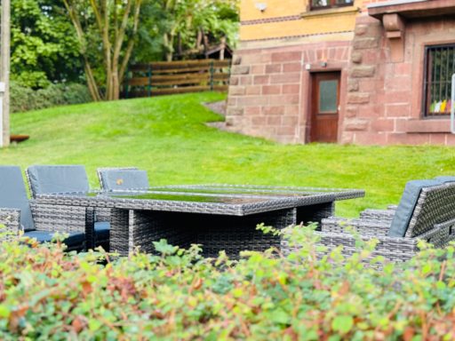 Garden Working in der Kulturvilla. Im geschützen Innenhof finden entspannte Pausen und Workshops und Netzwerktreffen statt