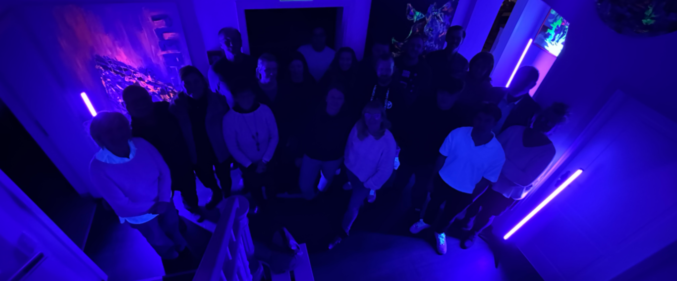 Teams entdecken leuchtende Kreativität im Schwarzlicht – direkt in der Kulturvilla Schnepfenthal bei Gotha, Thüringen.