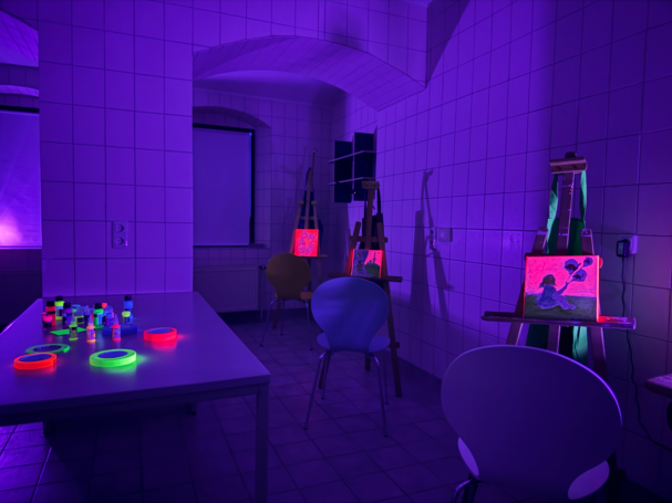 Kreativstudio in Thüringen – Führungskräfte malen in inspirierender Atmosphäre zur Entspannung und kreativen Ideenfindung.
