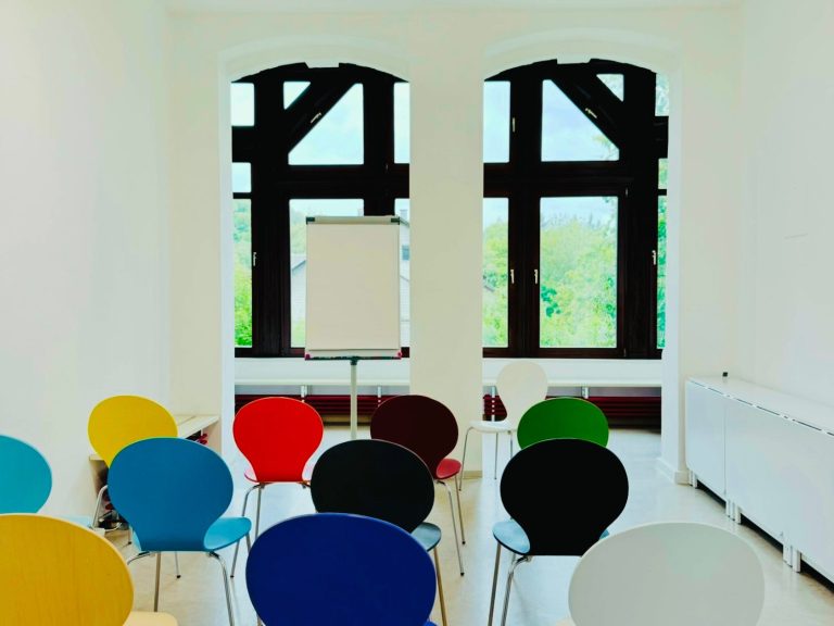 Flexible Tagungsräume mit Tageslicht – Räume für Meetings, Seminare oder Retreats für 2 bis 12 Personen im Seminarhaus bei Gotha Flexible Tagungsräume mit Tageslicht – Räume für Meetings, Seminare oder Retreats für 2 bis 12 Personen im Seminarhaus bei Gotha