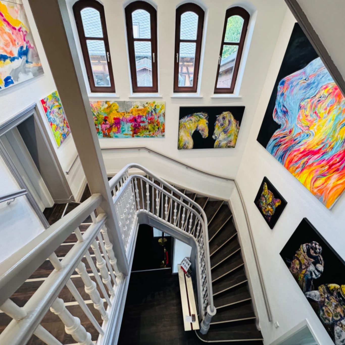 Stilvolle Meeting-Location mit moderner Kunst für vertrauliche Gespräche und exklusive Geschäftstermine