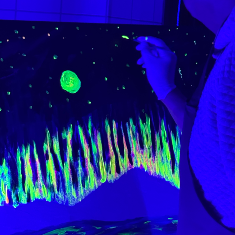 Teams entdecken leuchtende Kreativität im Schwarzlicht – direkt in der Kulturvilla Schnepfenthal bei Gotha, Thüringen.