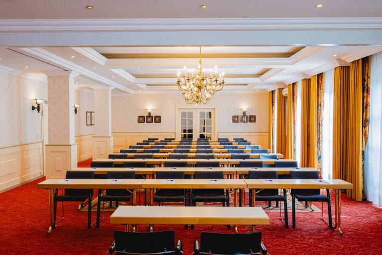 Für größere Veranstaltungen: Professionelle Tagungsräume im Hotel am Schlosspark, kombiniert mit kreativen Workshops in der Kulturvilla.