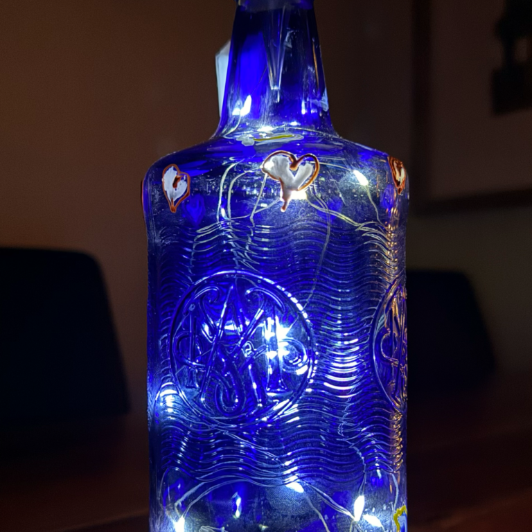 Team gestaltet bunte Glasflaschen mit Glasmalfarbe und kleinen Feenlichtern – kreative Teambuilding-Lampe in der Kulturvilla Schnepfenthal, 