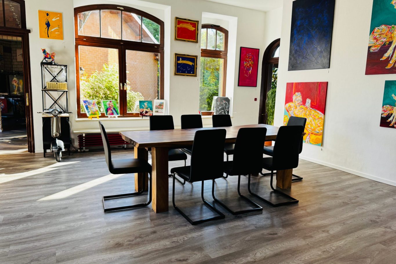 Tagungsräume bei Arnstadt – moderne Kunst, große Fenster und Gartenblick schaffen eine inspirierende Business-Oase. Tagungsräume bei Arnstadt – moderne Kunst, große Fenster und Gartenblick schaffen eine inspirierende Business-Oase.