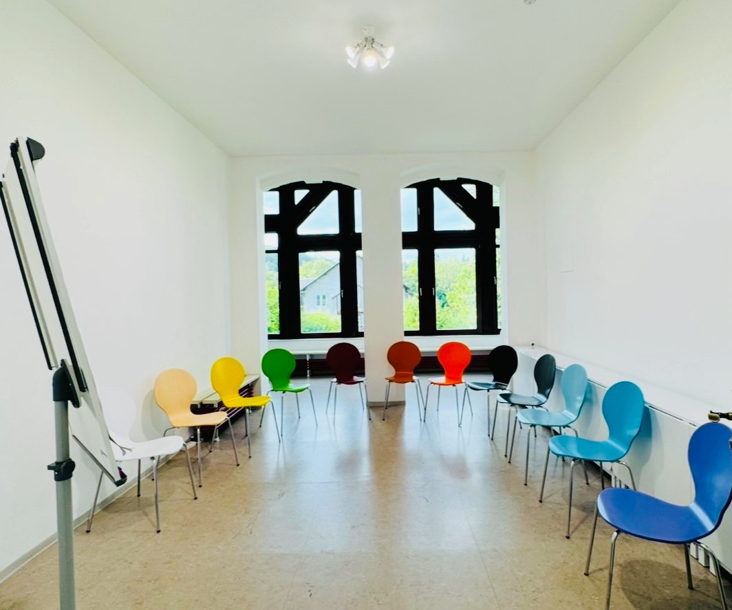 Exklusive Tageslichträume mit großen Fenstern für kleine Teams und kreative Workshops. Exklusive Tageslichträume mit großen Fenstern für kleine Teams und kreative Workshops.
