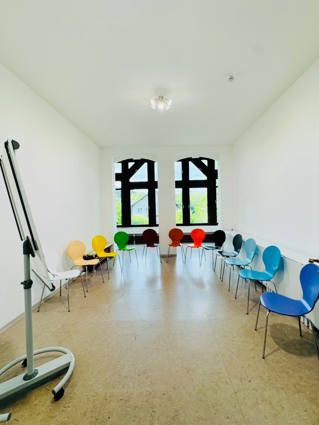 Unsere hellen Räume mit großen Fenstern laden ein zum konzentrierten Arbeiten und kreativen Austausch – hier entstehen Ideen, die bewegen. Unsere hellen Räume mit großen Fenstern laden ein zum konzentrierten Arbeiten und kreativen Austausch – hier entstehen Ideen, die bewegen.