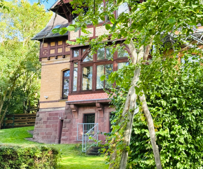 Lichtdurchfluteter Tagungsraum, mit Gartenzugang, für Gruppen bis 12 Personen, in der Kulturvilla Schnepfenthal in der Nähe von Weimar Lichtdurchfluteter Tagungsraum, mit Gartenzugang, für Gruppen bis 12 Personen, in der Kulturvilla Schnepfenthal in der Nähe von Weimar