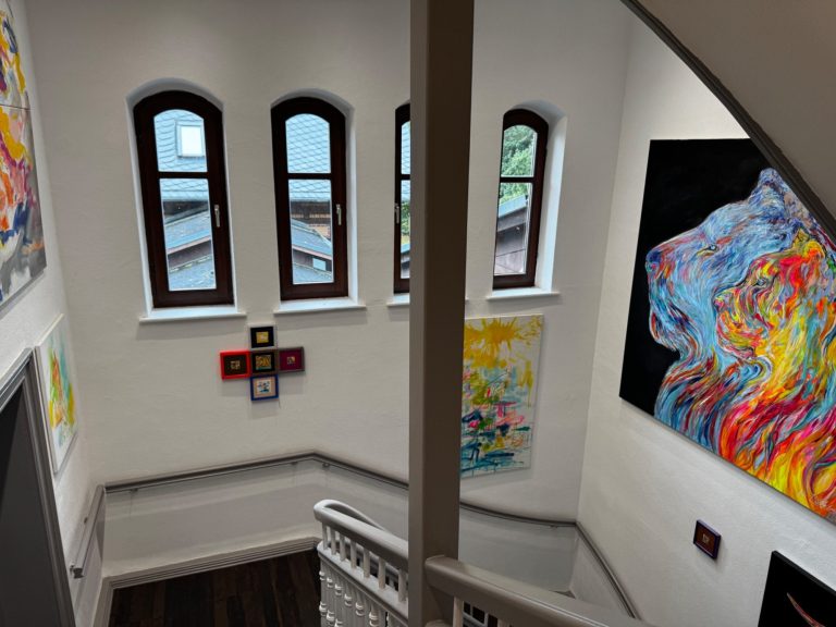 Kunstwerke: Mehrere hundert Originalkunstwerke machen die Kulturvilla zu einem außergewöhnlichen Ort für Workshops und Business Retreats