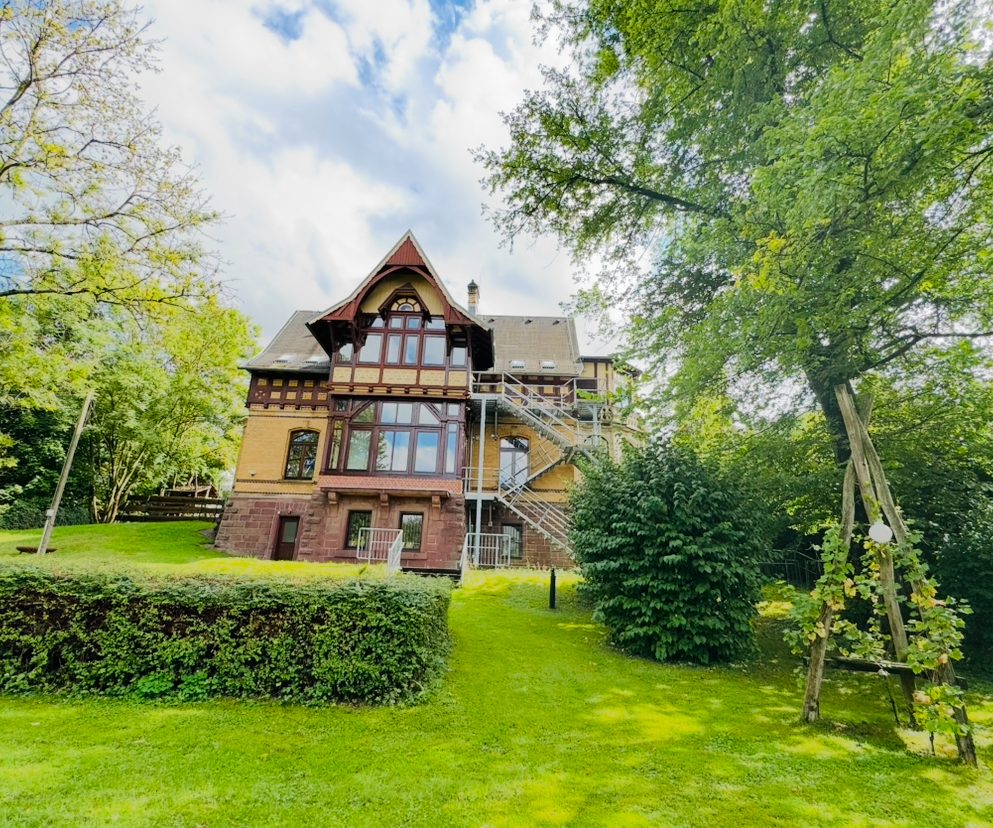 Pausen im grünen Innenhof und parkähnlichen Garten der Kulturvilla Schnepfenthal. Pausen im grünen Innenhof und parkähnlichen Garten der Kulturvilla Schnepfenthal.