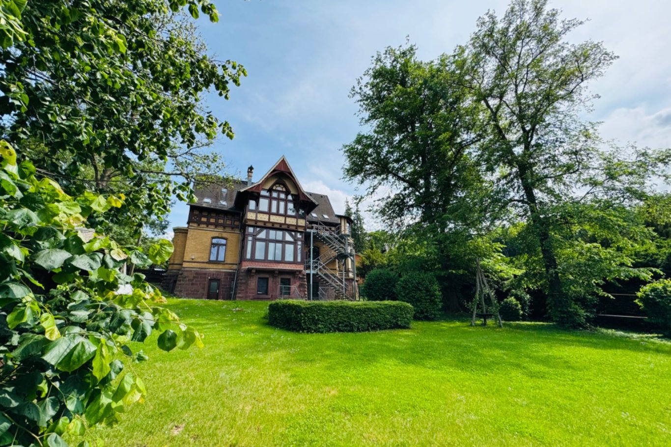 Die Kulturvilla bietet ein einzigartiges Ambiente für kreative Prozesse, mentale Gesundheit und exklusive Events im Grünen.