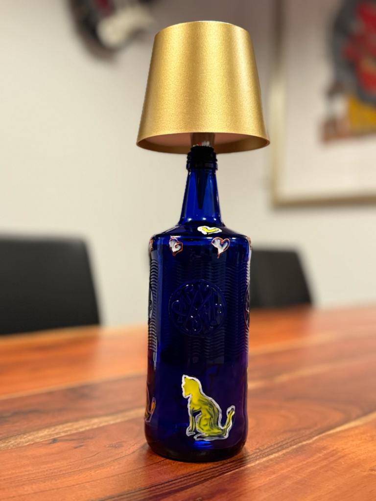 Team gestaltet bunte Glasflaschen mit Glasmalfarbe und kleinen Feenlichtern – kreative Teambuilding-Lampe in der Kulturvilla Schnepfenthal, 