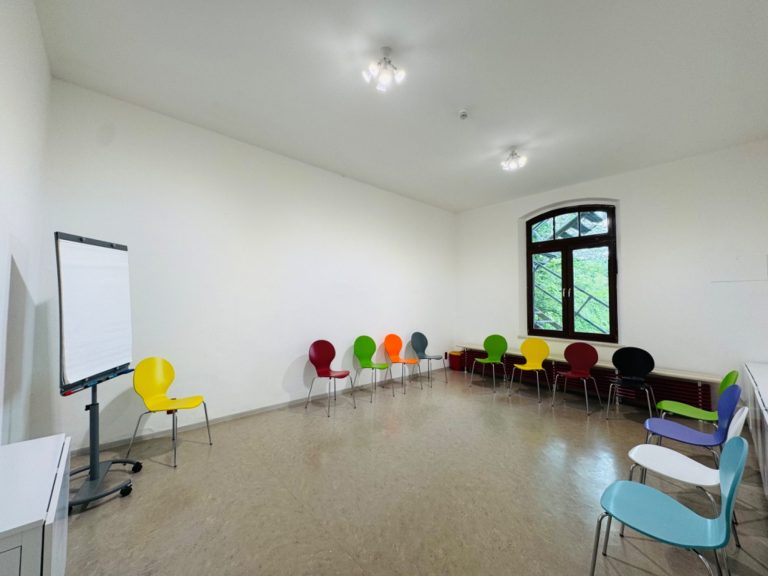 Flexible Tagungsräume mit Tageslicht – Räume für Meetings, Seminare oder Retreats für 2 bis 12 Personen im Seminarhaus bei Gotha Flexible Tagungsräume mit Tageslicht – Räume für Meetings, Seminare oder Retreats für 2 bis 12 Personen im Seminarhaus bei Gotha