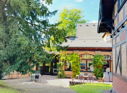 Garden Working in der Kulturvilla. Im geschützen Innenhof finden entspannte Pausen und Workshops und Netzwerktreffen statt