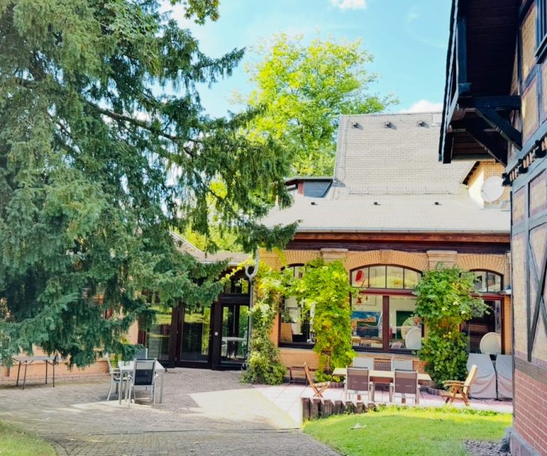 Pausen im grünen Innenhof und parkähnlichen Garten der Kulturvilla Schnepfenthal. Pausen im grünen Innenhof und parkähnlichen Garten der Kulturvilla Schnepfenthal.